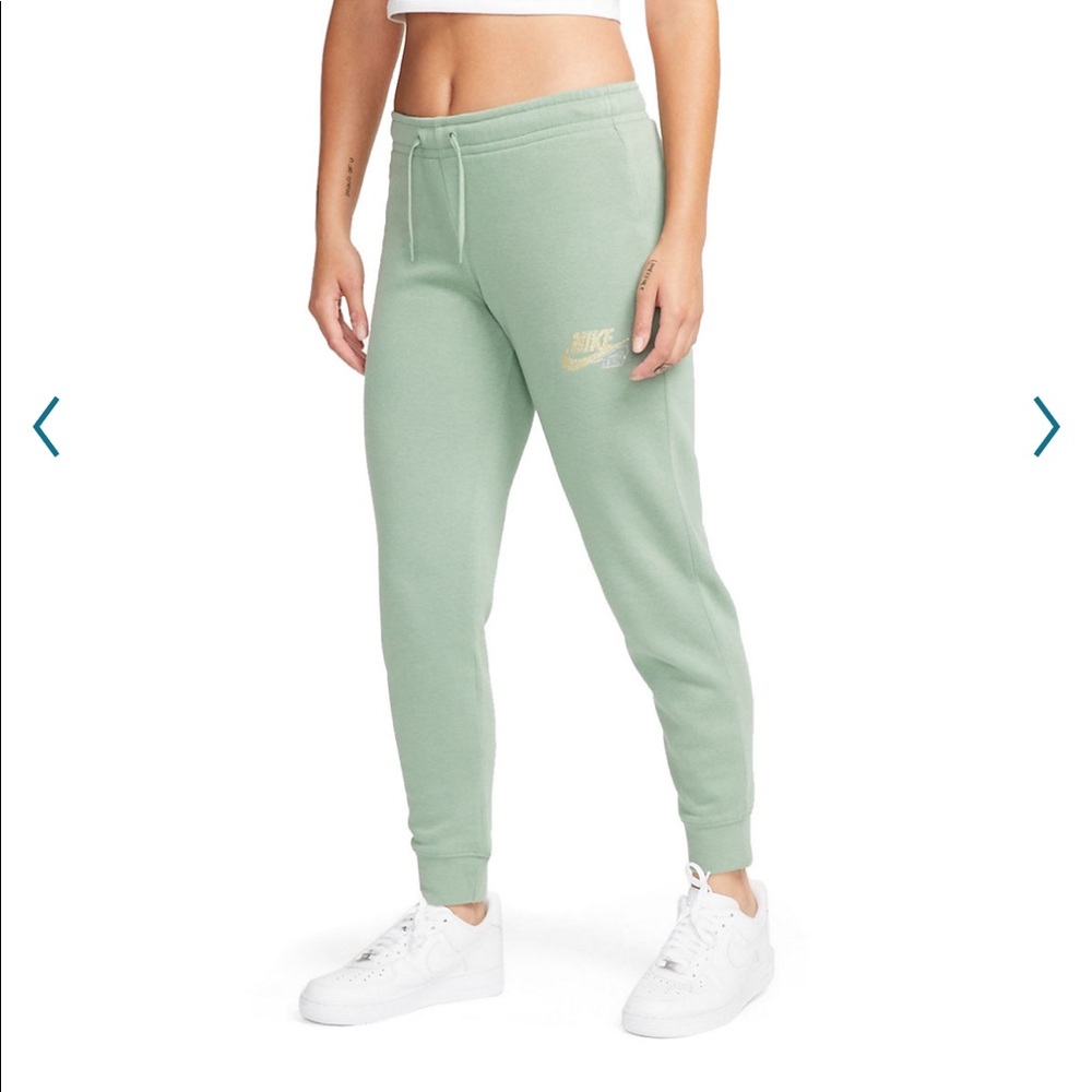 Women’s Nike Sportswear Club Fleece Slim Fit Joggers Size Small